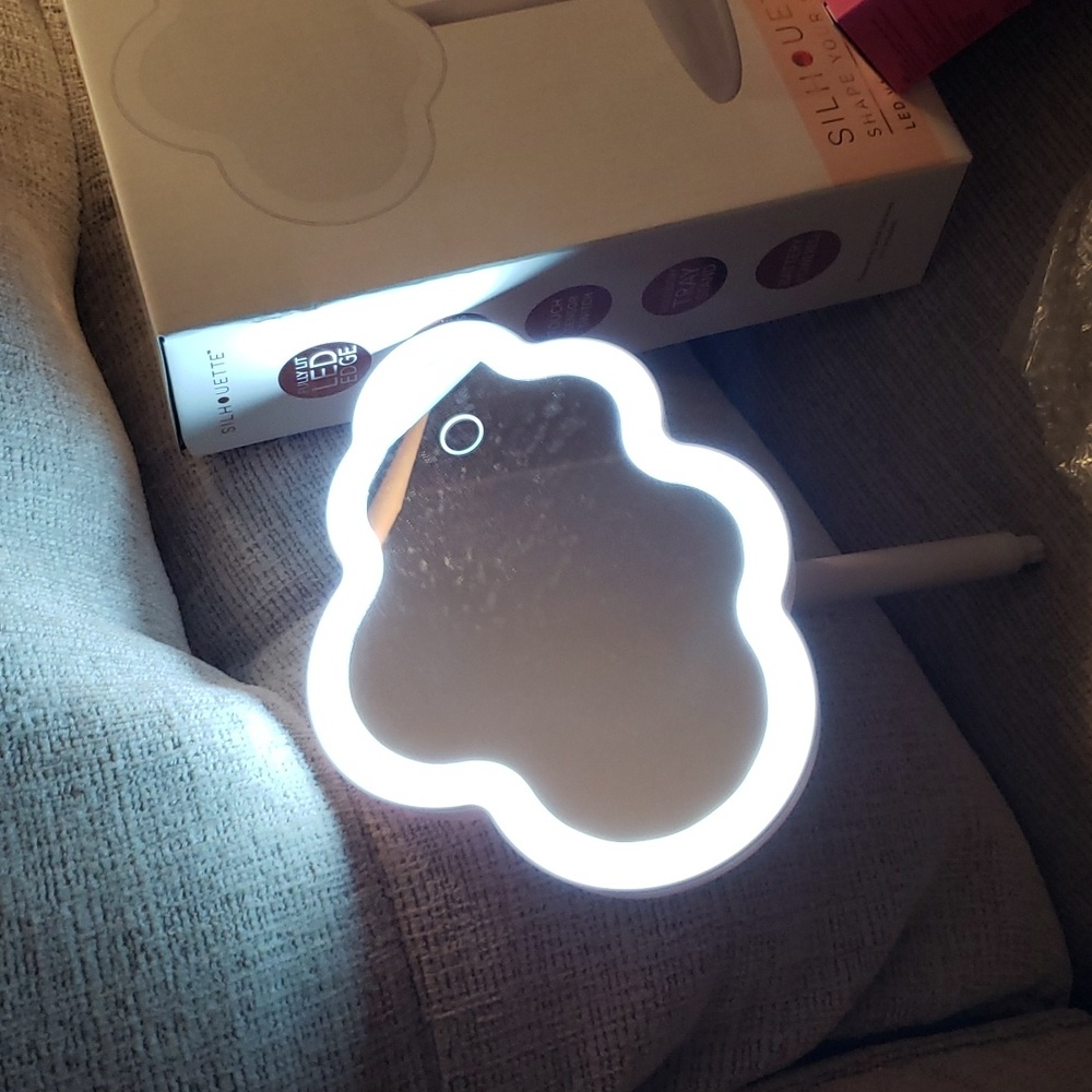 Hello Kitty Detailed Accessory and LED Vanity Mirror - Picture 10 of 11